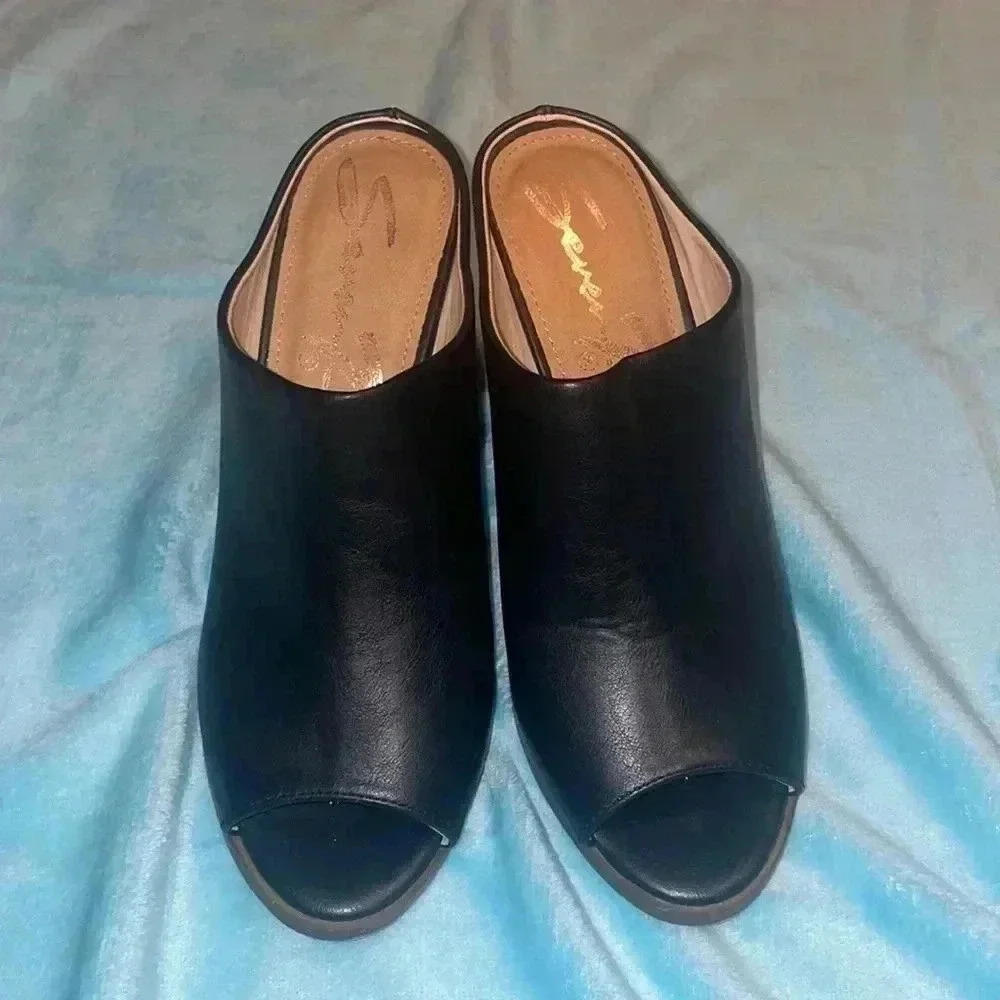 Seven Heels - Picture 1 of 6